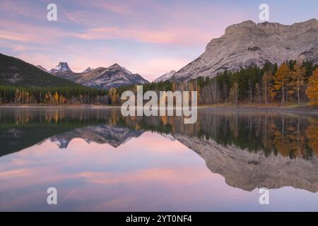 Rosa Morgenhimmel über dem Wedge Pond in Kananaskis Country, Alberta, Kanada. Herbst (Oktober) 2024. Stockfoto