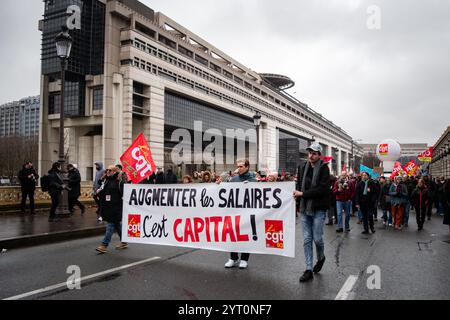 Paris, Frankreich, 05. Dezember 2024. Demonstration von Arbeitern im öffentlichen Dienst mit CGT, die während Streiks Banner halten, Protest gegen Lohnerhöhung - Jacques Julien/Alamy Live News Stockfoto