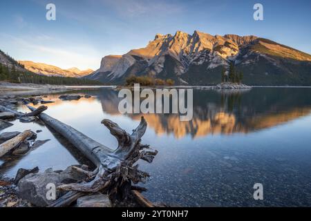 Der Mount Inglismaldie spiegelt sich im ruhigen Wasser des Lake Minnewanka im Banff National Park, Alberta, Kanada. Herbst (Oktober) 2024. Stockfoto