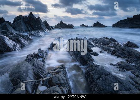 Stürmischer Abend am Hartland Quay an der Nordküste von Devon, England. Herbst (September) 2024. Stockfoto