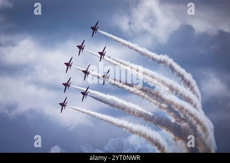 Die Roten Pfeile spielen eine Luftbildaufführung auf der Teignmouth Air Show in Devon, England. Sommer (Juli) 2024. Stockfoto