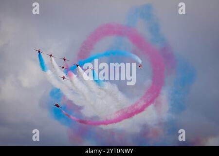 Die Roten Pfeile spielen eine Luftbildaufführung auf der Teignmouth Air Show in Devon, England. Sommer (Juli) 2024. Stockfoto