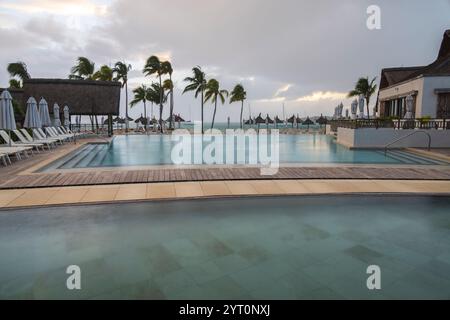 Infinity-Pool in einem luxuriösen Hotelresort in der Nähe von Mahebourg auf der Insel Mauritius im Indischen Ozean, Ostafrika. Juni 2024 Stockfoto