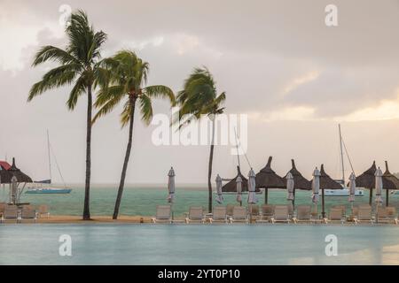 Windgepeitschte Palmen in einem luxuriösen Hotelresort in der Nähe von Mahebourg auf der Insel Mauritius im Indischen Ozean, Ostafrika. Juni 2024 Stockfoto