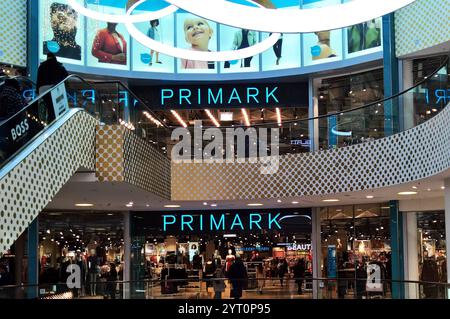 Primark ist ein international tätiger Textil-Discounter mit Hauptsitz in Dublin in der Republik Irland. In Primark-Filialen, die in der Regel mehrere Tausend Quadratmeter Verkaufsfläche bieten, werden Textilien, Schuhe und Accessoires für Damen, Herren und Kinder sowie Artikel für den Wohnbedarf und Kosmetik zu niedrigen Preisen verkauft. Primark Fashion-Store *** Primark ist ein internationaler Discount-Bekleidungshändler mit Hauptsitz in Dublin in der Republik Irland Primark Stores, die in der Regel mehrere tausend Quadratmeter Verkaufsfläche anbieten und Textilien, Schuhe und Accessoires für verkaufen Stockfoto
