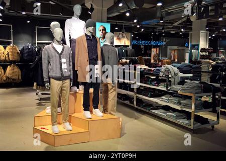 Primark ist ein international tätiger Textil-Discounter mit Hauptsitz in Dublin in der Republik Irland. In Primark-Filialen, die in der Regel mehrere Tausend Quadratmeter Verkaufsfläche bieten, werden Textilien, Schuhe und Accessoires für Damen, Herren und Kinder sowie Artikel für den Wohnbedarf und Kosmetik zu niedrigen Preisen verkauft. Primark Fashion-Store *** Primark ist ein internationaler Discount-Bekleidungshändler mit Hauptsitz in Dublin in der Republik Irland Primark Stores, die in der Regel mehrere tausend Quadratmeter Verkaufsfläche anbieten und Textilien, Schuhe und Accessoires für verkaufen Stockfoto
