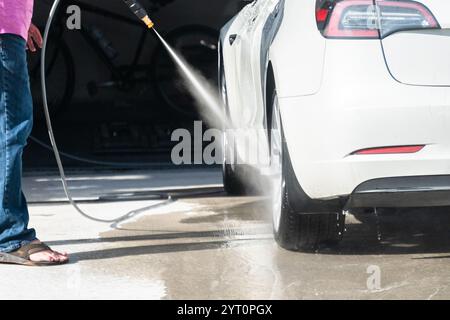 Umweltfreundliche Reinigung: Elektroautos zu Hause waschen Stockfoto