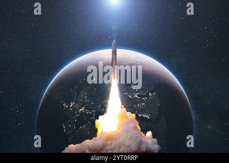 Die Weltraumrakete hebt sich mit Rauch und Explosion auf dem Hintergrund des blauen Planeten Erde in den Kosmos. Raumschiff fliegt im Weltraum mit einem Sternenhimmel in der Nähe des Stockfoto