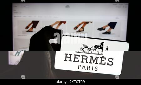 Deutschland. Juli 2024. In dieser Abbildung hält eine Person ein Handy mit dem Logo des französischen Luxusunternehmens Hermes International S.A. vor der Webseite. (Credit Image: © Timon Schneider/SOPA Images via ZUMA Press Wire) NUR REDAKTIONELLE VERWENDUNG! Nicht für kommerzielle ZWECKE! Stockfoto