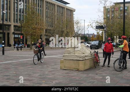 Pendler auf Fahrrädern vor der Cambridge Station, England Stockfoto