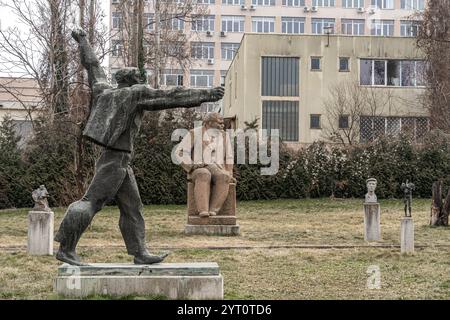 Ein Blick auf das Museum für sozialistische Kunst in Sofia, Bulgarien, mit Statuen von Lenin und anderen Figuren aus der sozialistischen Ära in einem Park vor einem städtischen Hintergrund Stockfoto