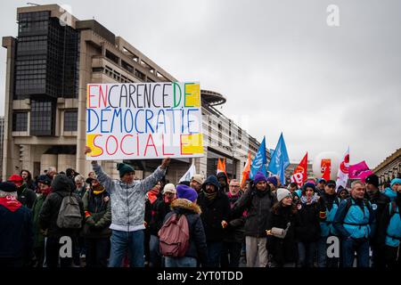 Paris, Frankreich, 05. Dezember 2024. Demonstration der Mitarbeiter des öffentlichen Dienstes mit dem französischen Wirtschafts- und Finanzministerium vor Hintergrund - Jacques Julien/Alamy Live News Stockfoto