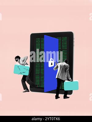 Zeitgenössische Kunstcollage. Zwei Figuren mit Ordnern schleichen sich in einem riesigen Tablet mit Binärcode durch die offene Tür, um Hacking und unbefugte Handlungen zu veranschaulichen Stockfoto