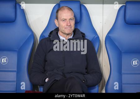 Jess Thorup (FC Augsburg, Cheftrainer, Karlsruher SC vs. FC Augsburg, Fussball, DFB-Pokal, Achtelfinale, 2024/2025, 04.12.2024, DFL-VORSCHRIFTEN VERBIETEN JEDE VERWENDUNG VON FOTOGRAFIEN ALS BILDSEQUENZEN UND/ODER QUASI-VIDEO, Foto: Eibner-Pressefoto/Jan Prihoda Stockfoto