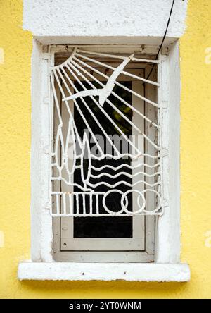 Dekorative Metallstange Grill Meeresbild auf altem Fenster Stockfoto