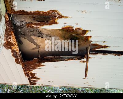 Metalldeckenverkleidung verrottete aufgrund von Wasserlecks Stockfoto