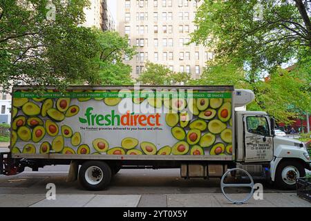 NEW YORK, NY - 5. SEP 2022 - Blick auf einen frischen Direktlieferwagen auf der Straße in New York City. Fresh Direct ist ein Online-Händler, der in den neuen Produkten liefert Stockfoto