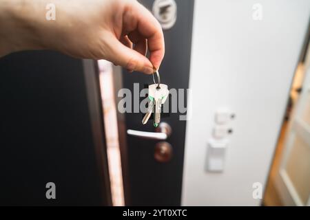 Hand hält Türschlüssel, neuer Immobilienmakler Stockfoto