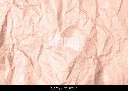 Hellbraune zerknitterte Kraftpapierstruktur, Hintergrund. Demonstration der Farbe des Jahres 2025 - Mocha Mousse. Stockfoto