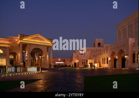 Katara Cultural Village, ein kultureller und kommerzieller Komplex in Doha, Katar, liegt an der Ostküste zwischen West Bay und The Pearl. Stockfoto