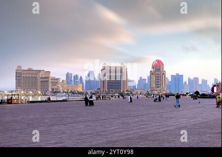 Katara Cultural Village, ein kultureller und kommerzieller Komplex in Doha, Katar, liegt an der Ostküste zwischen West Bay und The Pearl. Stockfoto