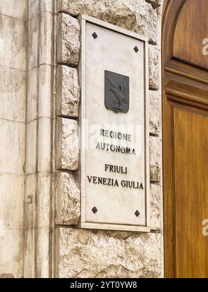 Triest, Italien - 29. Juni 2024: Regiona Autonoma Friuloi Venezia Giuilia, Autonome Region, Schild am Eingang ihres Gebäudes Stockfoto