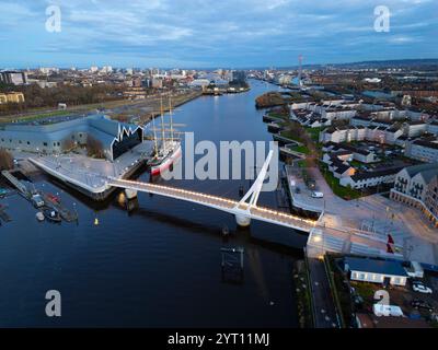 Luftaufnahme der neuen Govan - Partick Bridge über den Fluss Clyde in Govan Glasgow. Die Steg-Brücke mit Kabelstreben ist so konstruiert, dass sie sich öffnen lässt Stockfoto