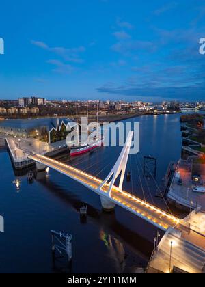 Luftaufnahme der neuen Govan - Partick Bridge über den Fluss Clyde in Govan Glasgow. Die Steg-Brücke mit Kabelstreben ist so konstruiert, dass sie sich öffnen lässt Stockfoto