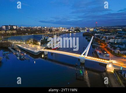 Luftaufnahme der neuen Govan - Partick Bridge über den Fluss Clyde in Govan Glasgow. Die Steg-Brücke mit Kabelstreben ist so konstruiert, dass sie sich öffnen lässt Stockfoto