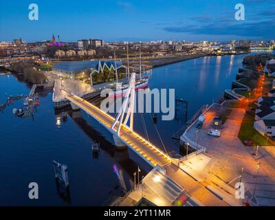 Luftaufnahme der neuen Govan - Partick Bridge über den Fluss Clyde in Govan Glasgow. Die Steg-Brücke mit Kabelstreben ist so konstruiert, dass sie sich öffnen lässt Stockfoto