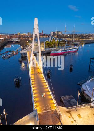 Luftaufnahme der neuen Govan - Partick Bridge über den Fluss Clyde in Govan Glasgow. Die Steg-Brücke mit Kabelstreben ist so konstruiert, dass sie sich öffnen lässt Stockfoto