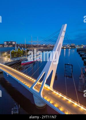 Luftaufnahme der neuen Govan - Partick Bridge über den Fluss Clyde in Govan Glasgow. Die Steg-Brücke mit Kabelstreben ist so konstruiert, dass sie sich öffnen lässt Stockfoto