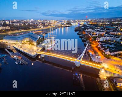 Luftaufnahme der neuen Govan - Partick Bridge über den Fluss Clyde in Govan Glasgow. Die Steg-Brücke mit Kabelstreben ist so konstruiert, dass sie sich öffnen lässt Stockfoto