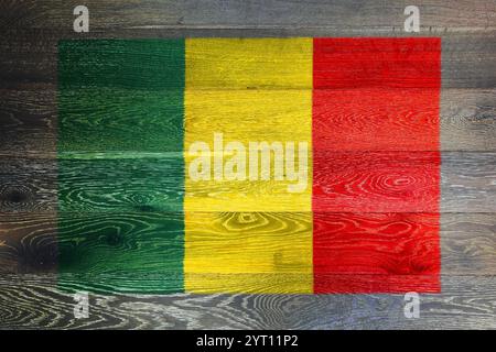 Mali-Flagge auf rustikalem alten Holzhintergrund Stockfoto