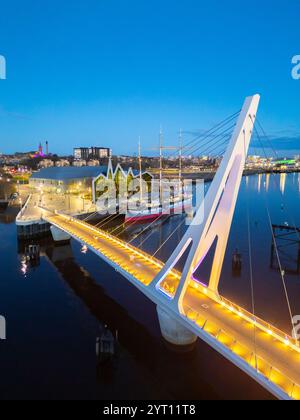 Luftaufnahme der neuen Govan - Partick Bridge über den Fluss Clyde in Govan Glasgow. Die Steg-Brücke mit Kabelstreben ist so konstruiert, dass sie sich öffnen lässt Stockfoto