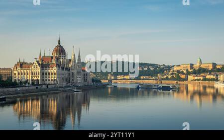 Morgenpanorama von Budapest mit dem ungarischen Parlamentsgebäude, der Donau und dem Schloss Buda in der Ferne, was eine ruhige und friedliche atmosphäre schafft Stockfoto