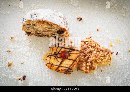 Essensfoto von geschnittenem Weihnachtsstollen auf einem Tisch Stockfoto