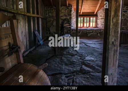 Historische Werkobjekte in einer Arbeitsbaracke in Tjurkö Stenhuggeri, einem ehemaligen Steinbruch auf der Insel Tjurkö bei Karlskrona, Blekinge län, Schweden. Stockfoto