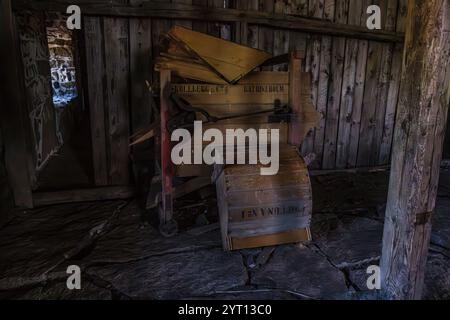 Historische Werkobjekte in einer Arbeitsbaracke in Tjurkö Stenhuggeri, einem ehemaligen Steinbruch auf der Insel Tjurkö bei Karlskrona, Blekinge län, Schweden. Stockfoto