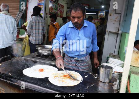 Straßenhändler, der Masala Dosa herstellt, in Nandyal, Andhra Pradesh, Indien Stockfoto