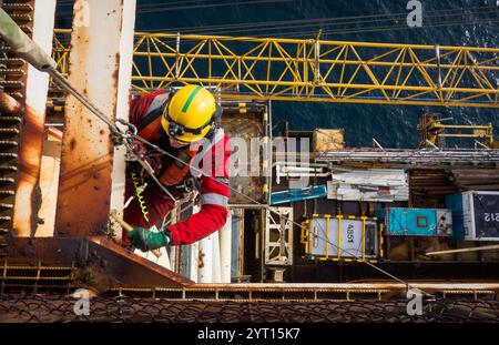 Zerstörungsfreier Inspektor auf der Ölplattform Stockfoto