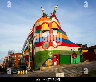 Das Snail House in Sofia, Bulgarien, ist ein lebhaftes, skurriles Gebäude mit einem mehrfarbigen Design, das an eine Schnecke erinnert und einzigartig und kreativ ist Stockfoto