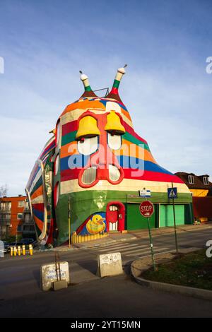 Das Snail House in Sofia, Bulgarien, ist ein lebhaftes, skurriles Gebäude mit einem mehrfarbigen Design, das an eine Schnecke erinnert und einzigartig und kreativ ist Stockfoto