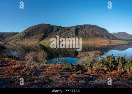 Sonniger Frühlingsmorgen mit Blick auf Crummock Water und Melbreak Fell, Lake District, Cumbria, England Stockfoto