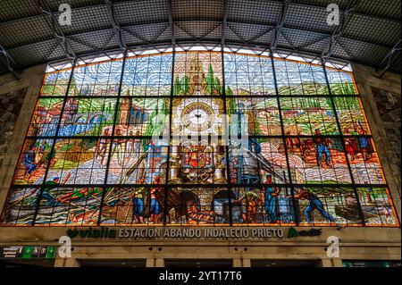 Bilbao, Spanien - 27. Mai 2024: Das Buntglasfenster im Bahnhof Bibao Stockfoto