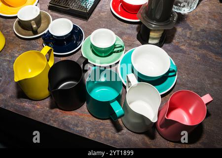 Bunte Tassen und Tassen für Kaffee und Tee an der Bar. Stockfoto