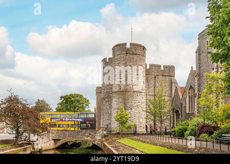 Das Westgate, ein mittelalterliches Torhaus in Canterbury, Kent, England. Dieses 60 Meter hohe Westtor der Stadtmauer ist das größte erhaltene in England Stockfoto