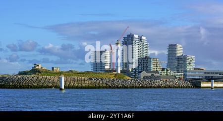 Leuchtturm lange Nelle und Wohnungen und Wohnungen des Oosteroever Viertels am Hafen von Ostend/Oostende, Westflandern, Belgien Stockfoto