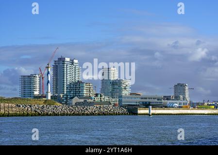 Leuchtturm lange Nelle und Wohnungen und Wohnungen des Oosteroever Viertels am Hafen von Ostend/Oostende, Westflandern, Belgien Stockfoto