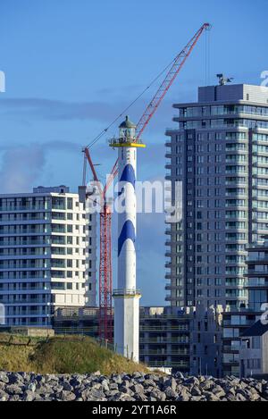 Leuchtturm lange Nelle und Wohnungen und Wohnungen des Oosteroever Viertels am Hafen von Ostend/Oostende, Westflandern, Belgien Stockfoto